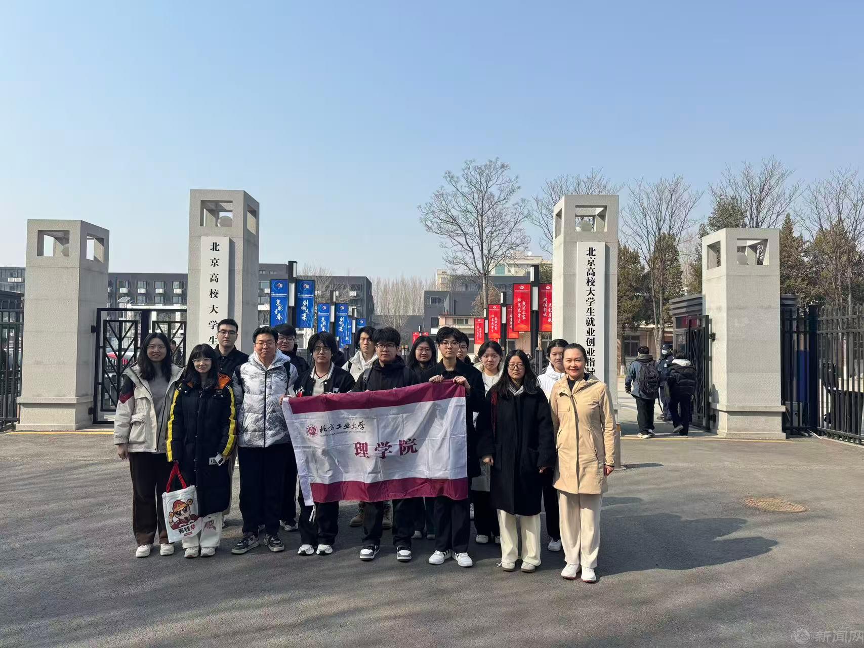 校外参加招聘会照片02.jpg