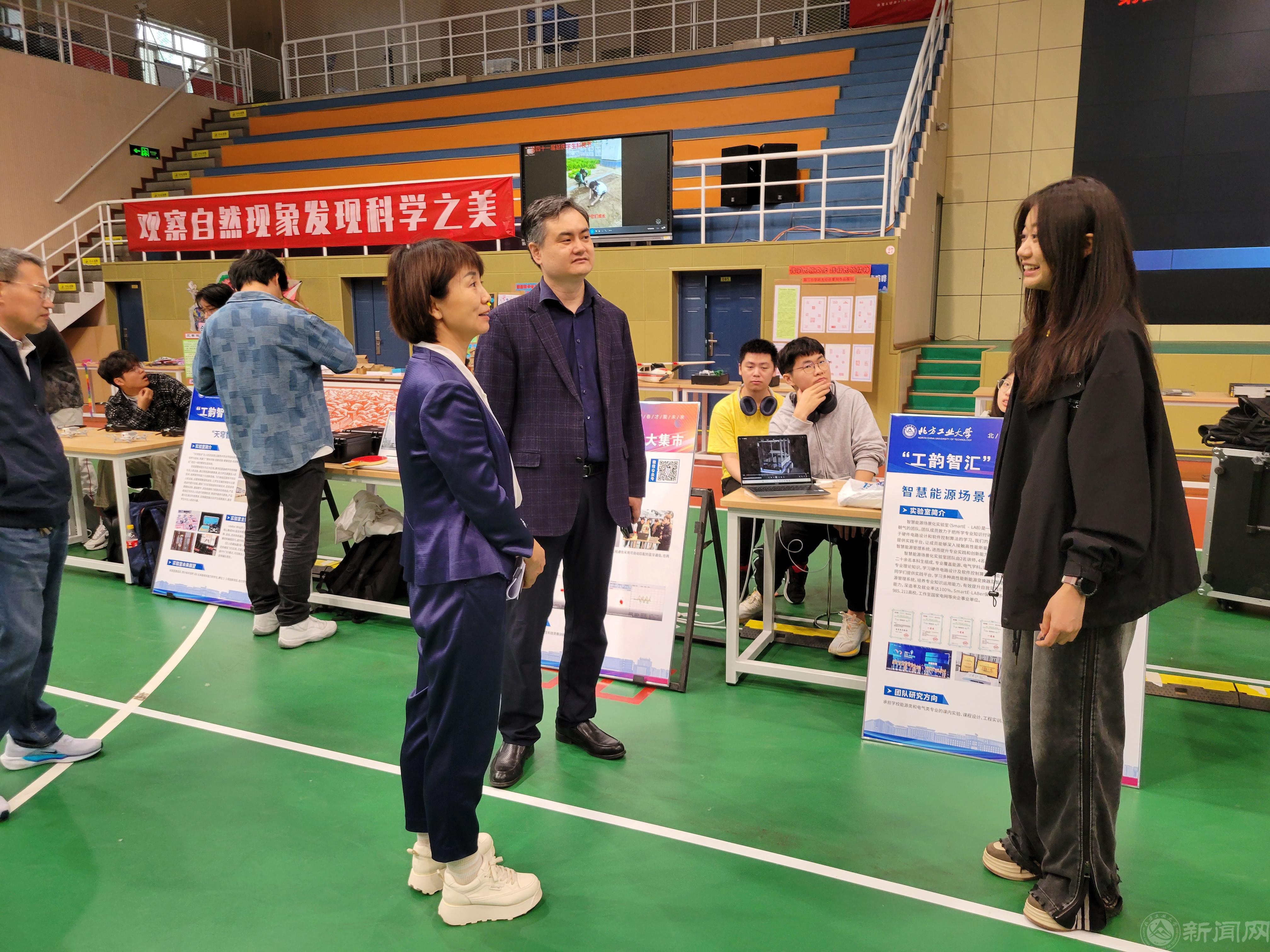 延庆区委教育工委书记张树清参观展览并勉励williamhill威廉官网科创团队学生.jpg 延庆区委教育工委书记张树清参观展览并勉励williamhill威廉官网科创团队学生.jpg