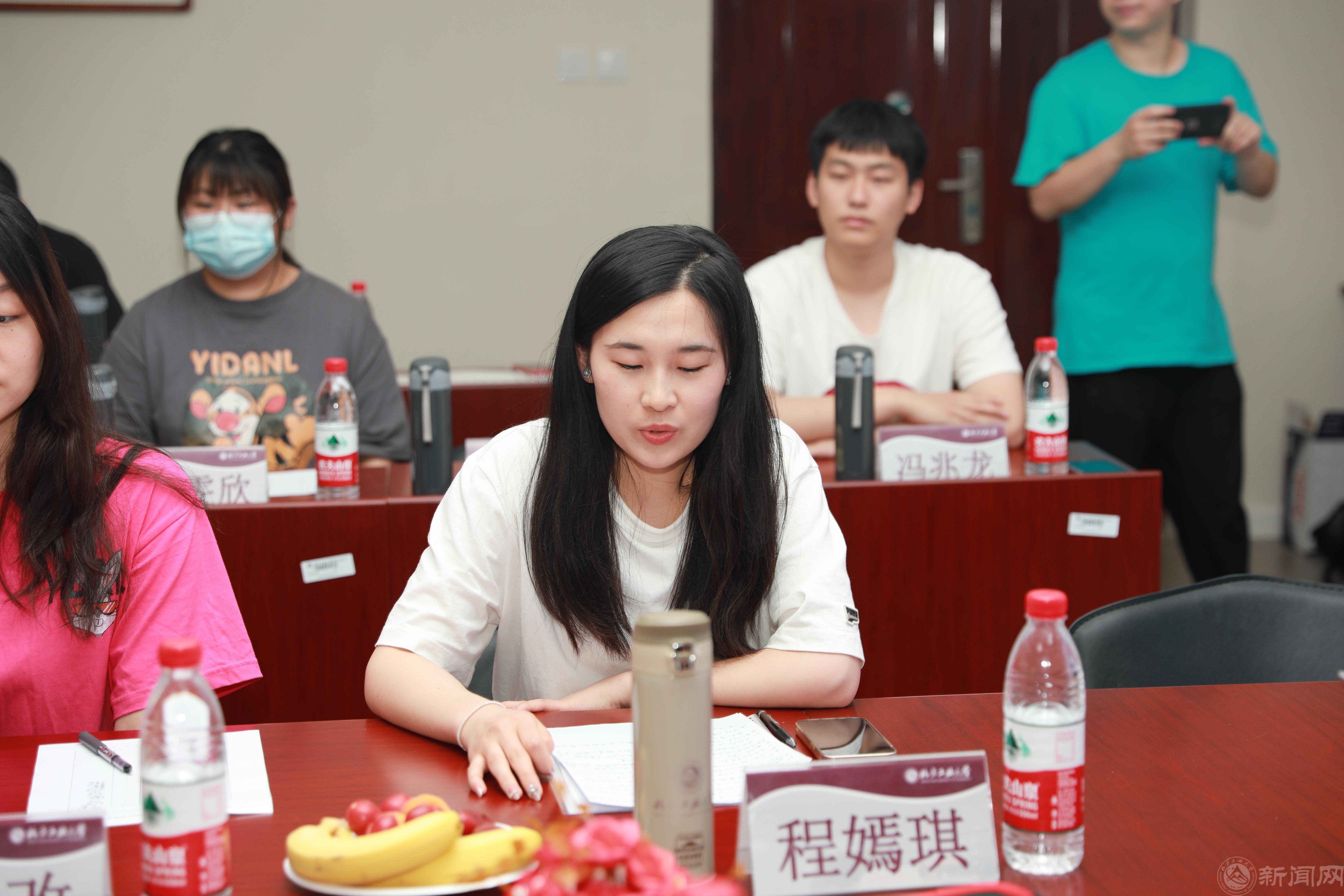 发言毕业生.JPG